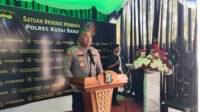 Kapolres Kutai Barat AKBP Haris Kurniawan, S.I.K., M.I.K., saat memberikan arahan dalam peresmian Pos Unit Reaksi Cepat (URC) di kawasan Simpang Raya, Kecamatan Barong Tongkok, Kutai Barat, Kamis (27/8/2026).