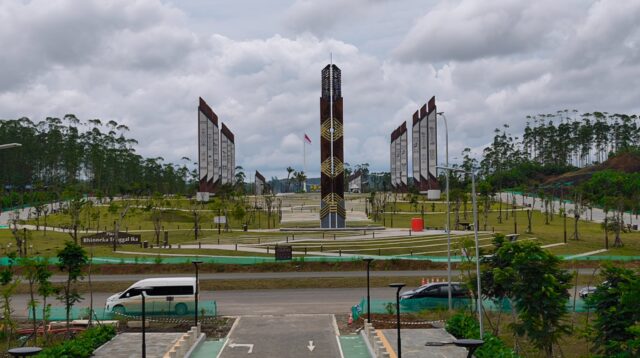 Keterangan Foto: Kantor Otorita IKN berhadapan langsung dengan Titik Nol IKN sekaligus taman Bhineka Tunggal Ika dan Istana Negara.
