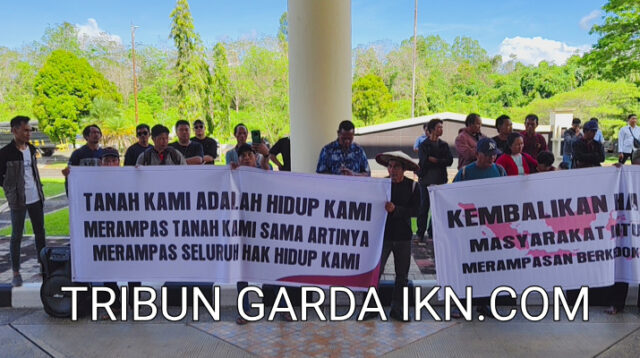 Keteranga foto: Warga Kampung Intu Lingau, Kecamatan Nyuatan, Kabupaten Kutai Barat (Kubar), menggelar aksi damai di depan Kantor DPRD Kutai Barat, Senin (23/6/2025)