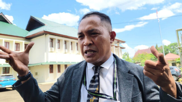 Elia Ronny Sianressy Kuasa Hukum RAA sebagai tersangka dalam kasus dugaan korupsi rehabilitasi jaringan irigasi Muara Kedang, Kecamatan Bongan, TA 2020, Sabtu (26/7/2025) Penulis: Johansyah