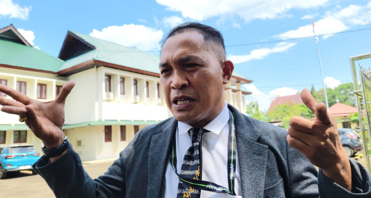 Elia Ronny Sianressy Kuasa Hukum RAA sebagai tersangka dalam kasus dugaan korupsi rehabilitasi jaringan irigasi Muara Kedang, Kecamatan Bongan, TA 2020, Sabtu (26/7/2025) Penulis: Johansyah