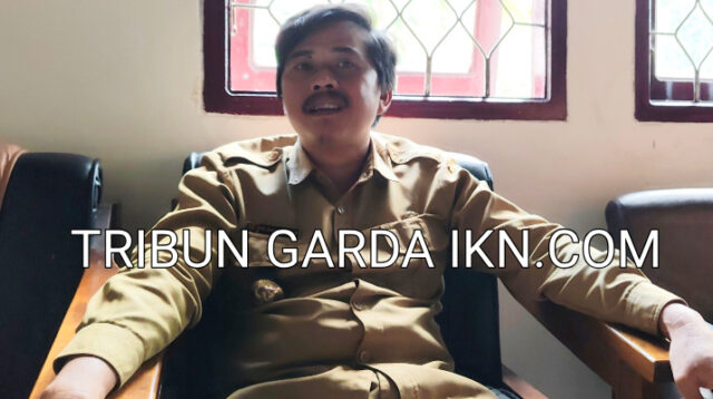 Ketergan foto: Camat Mook Manar Bulatn, Pit Anugerah angkat tangan mempasilitasi Petinggi Kampung Tondoh, Rendi Saputra terkait keputusan PTUN Banjarmasin untuk mengangat Kembali Andinul sebagai Sekretaris Desa Kampung Tondoh yang diberhentikan secara sepihak oleh Petinggi Tondoh, Rendi Saputra. Penulis : Johansyah, Senin (11/08/2025).