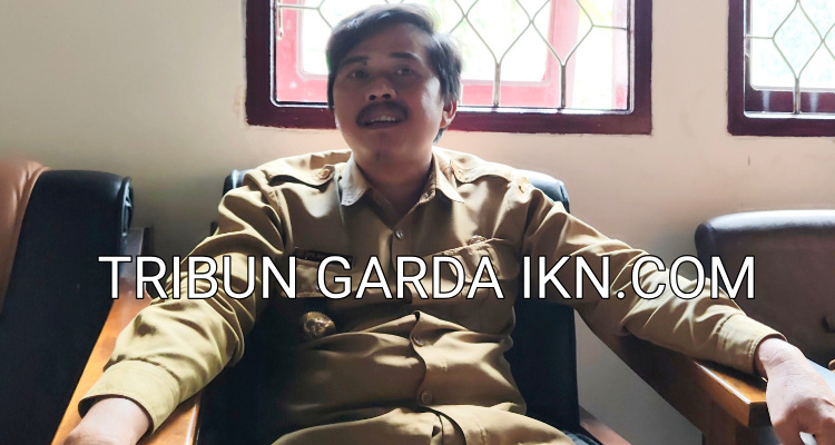Ketergan foto: Camat Mook Manar Bulatn, Pit Anugerah angkat tangan mempasilitasi Petinggi Kampung Tondoh, Rendi Saputra terkait keputusan PTUN Banjarmasin untuk mengangat Kembali Andinul sebagai Sekretaris Desa Kampung Tondoh yang diberhentikan secara sepihak oleh Petinggi Tondoh, Rendi Saputra. Penulis : Johansyah, Senin (11/08/2025).