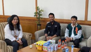 Ketua dan Sekretaris SMSI Kutai Barat bersama Kepala Diskominfo Kubar usai pertemuan strategis memperkuat kerja sama untuk menghidupkan media lokal dan meningkatkan kesejahteraan wartawan. Rabu (21/1/2026)