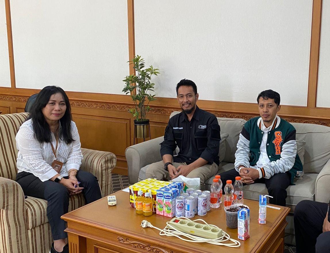 Ketua dan Sekretaris SMSI Kutai Barat bersama Kepala Diskominfo Kubar usai pertemuan strategis memperkuat kerja sama untuk menghidupkan media lokal dan meningkatkan kesejahteraan wartawan. Rabu (21/1/2026)