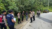 Petugas Polsek Siluq Ngurai melakukan pengecekan di lokasi kejadian perkara (TKP) kasus dugaan penganiayaan menggunakan senjata tajam di Jalan Trans Kalimantan, Kampung Muhur, Kecamatan Siluq Ngurai, Kutai Barat.