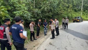 Petugas Polsek Siluq Ngurai melakukan pengecekan di lokasi kejadian perkara (TKP) kasus dugaan penganiayaan menggunakan senjata tajam di Jalan Trans Kalimantan, Kampung Muhur, Kecamatan Siluq Ngurai, Kutai Barat.