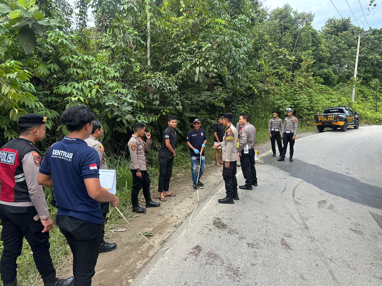 Petugas Polsek Siluq Ngurai melakukan pengecekan di lokasi kejadian perkara (TKP) kasus dugaan penganiayaan menggunakan senjata tajam di Jalan Trans Kalimantan, Kampung Muhur, Kecamatan Siluq Ngurai, Kutai Barat.