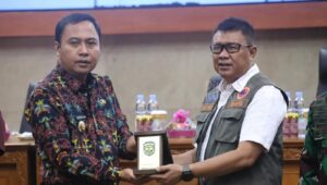 Keterangan Foto: Direktur Penanganan Darurat Wilayah II Badan Nasional Penanggulangan Bencana (BNPB), Brigjen TNI Djohan Darmawan, menyerahkan bantuan logistik bagi masyarakat terdampak banjir kepada Bupati Kutai Barat, Frederick Edwin, di Auditorium Aji Tulur Jejangkat (ATJ), Sendawar, Minggu (31/5/2026). Penyerahan bantuan dilakukan sebagai bagian dari dukungan BNPB dalam percepatan penanganan bencana banjir yang melanda sejumlah wilayah di Kabupaten Kutai Barat.