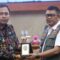 Keterangan Foto: Direktur Penanganan Darurat Wilayah II Badan Nasional Penanggulangan Bencana (BNPB), Brigjen TNI Djohan Darmawan, menyerahkan bantuan logistik bagi masyarakat terdampak banjir kepada Bupati Kutai Barat, Frederick Edwin, di Auditorium Aji Tulur Jejangkat (ATJ), Sendawar, Minggu (31/5/2026). Penyerahan bantuan dilakukan sebagai bagian dari dukungan BNPB dalam percepatan penanganan bencana banjir yang melanda sejumlah wilayah di Kabupaten Kutai Barat.