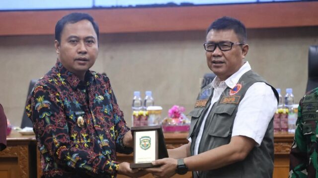 Keterangan Foto: Direktur Penanganan Darurat Wilayah II Badan Nasional Penanggulangan Bencana (BNPB), Brigjen TNI Djohan Darmawan, menyerahkan bantuan logistik bagi masyarakat terdampak banjir kepada Bupati Kutai Barat, Frederick Edwin, di Auditorium Aji Tulur Jejangkat (ATJ), Sendawar, Minggu (31/5/2026). Penyerahan bantuan dilakukan sebagai bagian dari dukungan BNPB dalam percepatan penanganan bencana banjir yang melanda sejumlah wilayah di Kabupaten Kutai Barat.