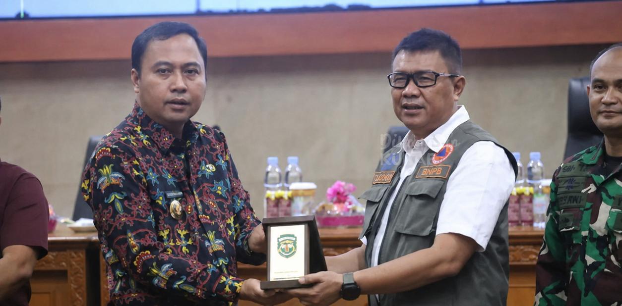 Keterangan Foto: Direktur Penanganan Darurat Wilayah II Badan Nasional Penanggulangan Bencana (BNPB), Brigjen TNI Djohan Darmawan, menyerahkan bantuan logistik bagi masyarakat terdampak banjir kepada Bupati Kutai Barat, Frederick Edwin, di Auditorium Aji Tulur Jejangkat (ATJ), Sendawar, Minggu (31/5/2026). Penyerahan bantuan dilakukan sebagai bagian dari dukungan BNPB dalam percepatan penanganan bencana banjir yang melanda sejumlah wilayah di Kabupaten Kutai Barat.