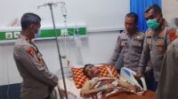 Sentuhan Kasih Pimpinan: Kapolres Kutai Barat, AKBP Haris Kurniawan, S.I.K., M.I.K., memberikan dukungan moril kepada Brigpol Bejo Wasisto yang tengah menjalani perawatan di RSUD HIS Sendawar, Selasa (14/7/2026). Kunjungan ini merupakan wujud nyata perhatian pimpinan terhadap personel yang sedang berjuang melawan sakit.