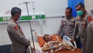 Sentuhan Kasih Pimpinan: Kapolres Kutai Barat, AKBP Haris Kurniawan, S.I.K., M.I.K., memberikan dukungan moril kepada Brigpol Bejo Wasisto yang tengah menjalani perawatan di RSUD HIS Sendawar, Selasa (14/7/2026). Kunjungan ini merupakan wujud nyata perhatian pimpinan terhadap personel yang sedang berjuang melawan sakit.