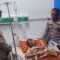 Sentuhan Kasih Pimpinan: Kapolres Kutai Barat, AKBP Haris Kurniawan, S.I.K., M.I.K., memberikan dukungan moril kepada Brigpol Bejo Wasisto yang tengah menjalani perawatan di RSUD HIS Sendawar, Selasa (14/7/2026). Kunjungan ini merupakan wujud nyata perhatian pimpinan terhadap personel yang sedang berjuang melawan sakit.