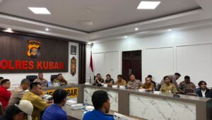 Kapolres Kutai Barat AKBP Haris Kurniawan, S.I.K., M.I.K. bersama jajaran TNI, BPBD, dan instansi terkait mengikuti Rapat Koordinasi Daerah (Rakorda) Karhutla secara virtual di Aula Tribrata Polres Kutai Barat, Selasa (4/8/2026). / Foto: Dok. Humas Polres Kutai Barat