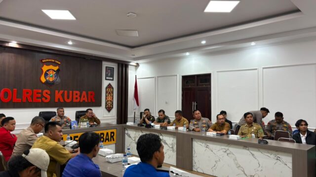 Kapolres Kutai Barat AKBP Haris Kurniawan, S.I.K., M.I.K. bersama jajaran TNI, BPBD, dan instansi terkait mengikuti Rapat Koordinasi Daerah (Rakorda) Karhutla secara virtual di Aula Tribrata Polres Kutai Barat, Selasa (4/8/2026). / Foto: Dok. Humas Polres Kutai Barat