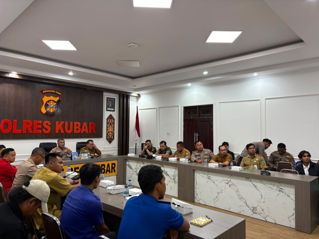 Kapolres Kutai Barat AKBP Haris Kurniawan, S.I.K., M.I.K. bersama jajaran TNI, BPBD, dan instansi terkait mengikuti Rapat Koordinasi Daerah (Rakorda) Karhutla secara virtual di Aula Tribrata Polres Kutai Barat, Selasa (4/8/2026). / Foto: Dok. Humas Polres Kutai Barat