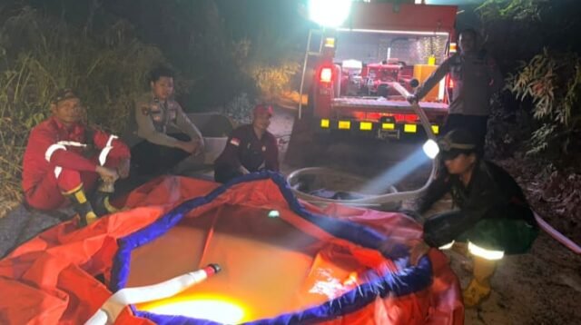 Personel Polsek Siluq Ngurai bersama Forkopimcam, BPBD, dan masyarakat saat berjibaku melakukan pemadaman kebakaran lahan di wilayah Kampung Tendiq, Kecamatan Siluq Ngurai, Kutai Barat, Rabu (26/8/2026). Kebakaran yang melanda semak belukar dan area perkebunan tersebut diperkirakan mencapai sekitar 50 hektare.