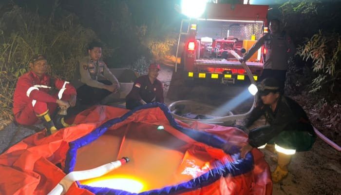 Personel Polsek Siluq Ngurai bersama Forkopimcam, BPBD, dan masyarakat saat berjibaku melakukan pemadaman kebakaran lahan di wilayah Kampung Tendiq, Kecamatan Siluq Ngurai, Kutai Barat, Rabu (26/8/2026). Kebakaran yang melanda semak belukar dan area perkebunan tersebut diperkirakan mencapai sekitar 50 hektare.