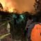 Personel gabungan Satgas Karhutla melakukan pemadaman kebakaran hutan dan lahan di wilayah Kampung Muara Eheng, Kecamatan Damai, Kabupaten Kutai Barat, Jumat (28/8/2026) malam.