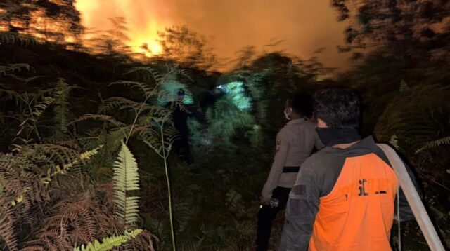 Personel gabungan Satgas Karhutla melakukan pemadaman kebakaran hutan dan lahan di wilayah Kampung Muara Eheng, Kecamatan Damai, Kabupaten Kutai Barat, Jumat (28/8/2026) malam.