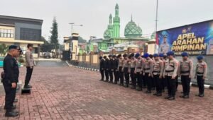 LEPAS PERSONEL BKO: Wakapolres Kutai Barat Kompol Subari, S.H., M.H., memimpin apel pelepasan 30 personel BKO Polda Kaltim usai purna tugas Operasi Aman Nusa II di halaman Mapolres Kutai Barat, Sabtu (26/9/2026). (Foto: Dok. Humas Polres Kutai Barat)