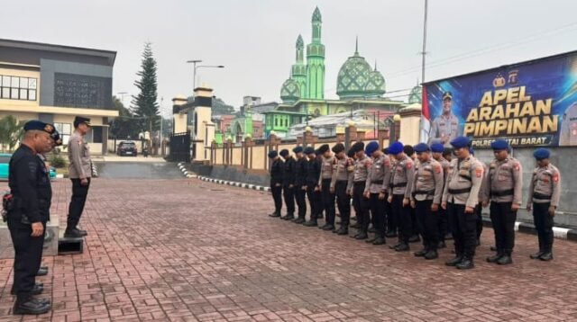 LEPAS PERSONEL BKO: Wakapolres Kutai Barat Kompol Subari, S.H., M.H., memimpin apel pelepasan 30 personel BKO Polda Kaltim usai purna tugas Operasi Aman Nusa II di halaman Mapolres Kutai Barat, Sabtu (26/9/2026). (Foto: Dok. Humas Polres Kutai Barat)