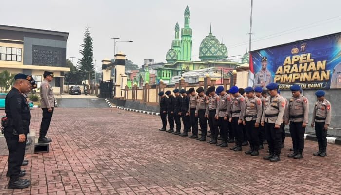 LEPAS PERSONEL BKO: Wakapolres Kutai Barat Kompol Subari, S.H., M.H., memimpin apel pelepasan 30 personel BKO Polda Kaltim usai purna tugas Operasi Aman Nusa II di halaman Mapolres Kutai Barat, Sabtu (26/9/2026). (Foto: Dok. Humas Polres Kutai Barat)
